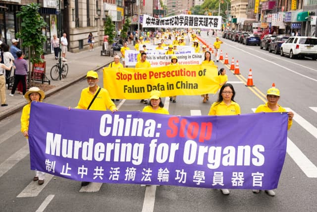 Practicantes de Falun Gong desfilan en una marcha para exigir el fin de los 25 años de persecución continua del Partido Comunista Chino contra esta práctica espiritual, en la ciudad de Nueva York el 20 de julio de 2024. (Larry Dye/The Epoch Times)