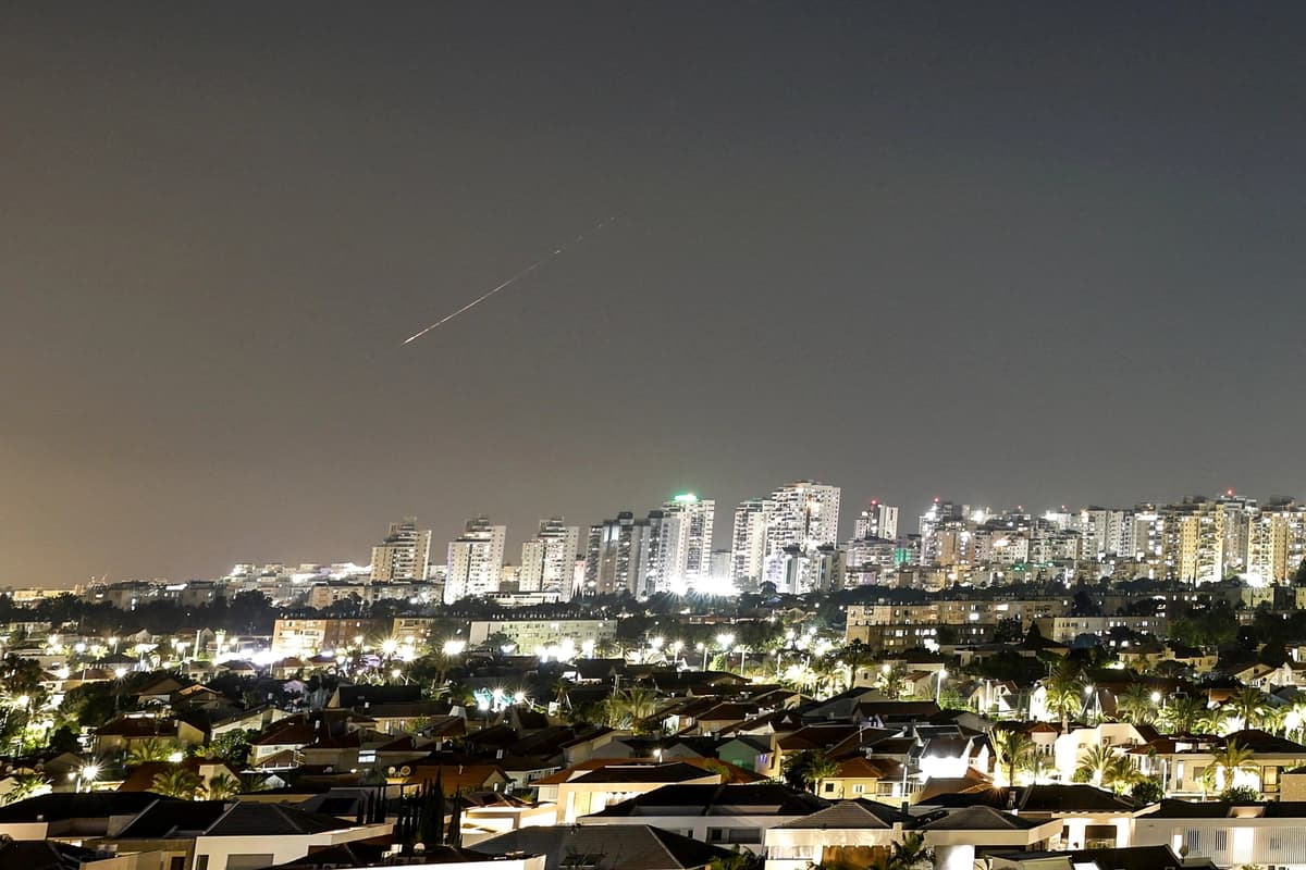 Un rayo de luz ilumina el cielo durante un ataque con misiles lanzado desde Irán hacia Israel, visto desde Ashkelon, Israel, el 7 de junio de 2026. (Amir Cohen/Reuters)