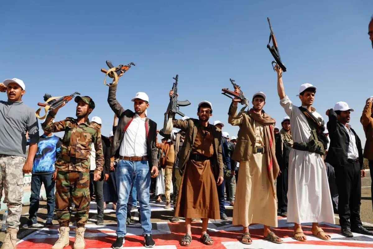 Nuevos reclutas del grupo terrorista hutí participan en una marcha de protesta contra Estados Unidos e Israel en Saná, Yemen, el 21 de febrero de 2024. (Osamah Abdulrahman/AP Photo)