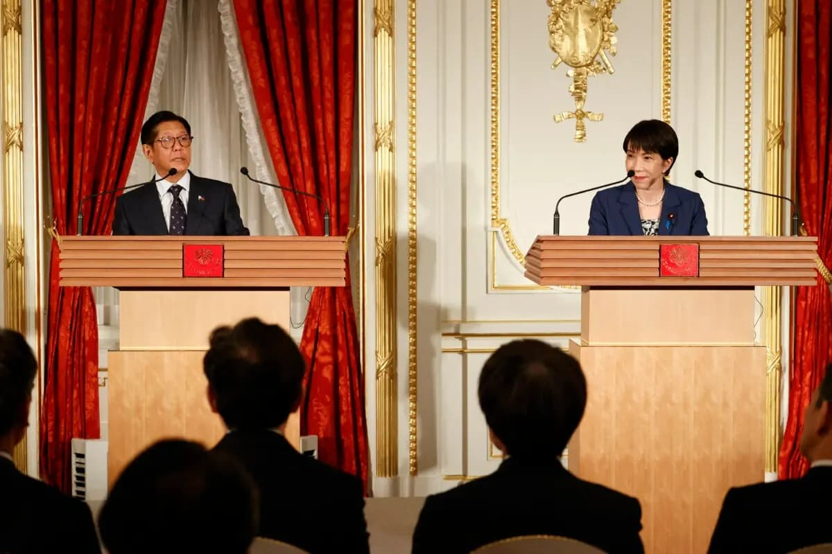 El presidente filipino Ferdinand Marcos Jr. (izquierda) y la primera ministra japonesa Sanae Takaichi participan en una rueda de prensa conjunta en la Casa de Huéspedes del Palacio de Akasaka, en Tokio, el 28 de mayo de 2026. (Rodrigo Reyes Marin/POOL/AFP vía Getty Images)