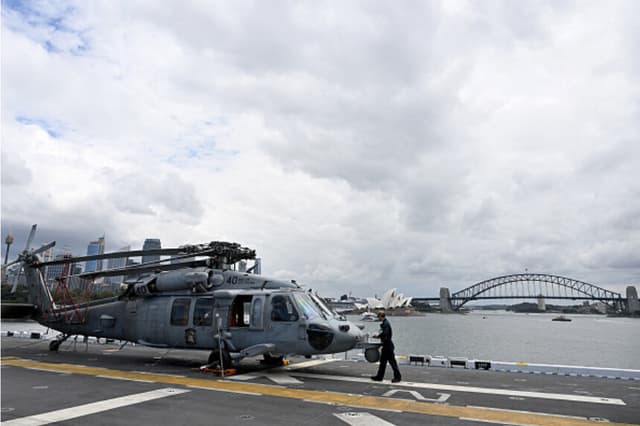 Un helicóptero MH-60 Seahawk en la cubierta del buque USS Tripoli durante una escala en la base naval de Sídney, el 4 de noviembre de 2022. El navío realizaba operaciones rutinarias en el Indo-Pacífico. (Saeed Khan / AFP vía Getty Images).