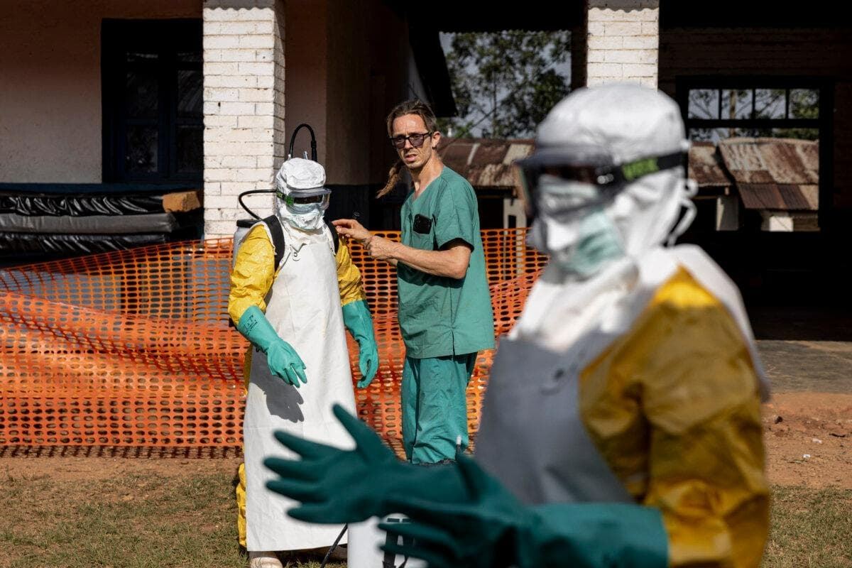Personal sanitario en Mongbwalu, Congo, el 26 de mayo de 2026. (Michel Lunanga/Getty Images)