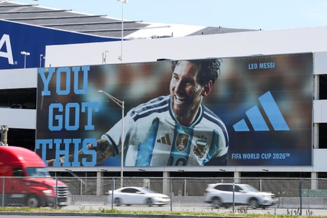 Vehículos pasan junto a un estacionamiento con una valla publicitaria que muestra al argentino Lionel Messi, al lado del New York New Jersey Stadium (anteriormente MetLife Stadium), antes de la Copa Mundial de la FIFA 2026 en East Rutherford, Nueva Jersey, el 9 de junio de 2026. (TIMOTHY A. CLARY / AFP vía Getty Images).