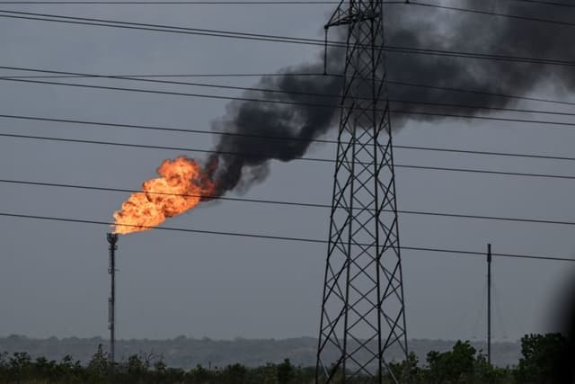 Se observa la llama de la chimenea de una refinería de petróleo a lo largo de la carretera entre El Furrial y Maturín, en el estado Monagas, Venezuela, el 7 de abril de 2023. (YURI CORTEZ/AFP via Getty Images)
