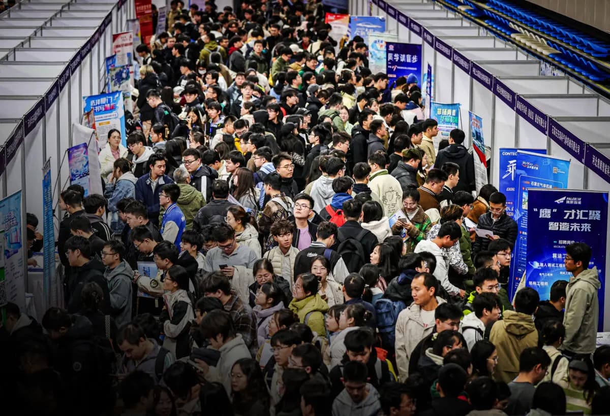 Varias personas asisten a una feria de empleo en Shenyang, provincia de Liaoning, China, el 22 de octubre de 2024. (STR/AFP vía Getty Images).