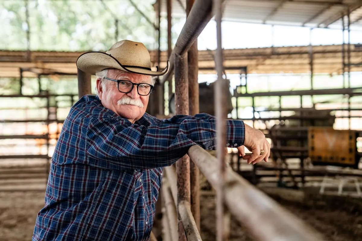 <em>El veterinario y ganadero Michael Vickers en el Hospital Veterinario Las Palmas en Falfurrias, Texas, el 8 de octubre de 2025. (Samira Bouaou/The Epoch Times).</em>