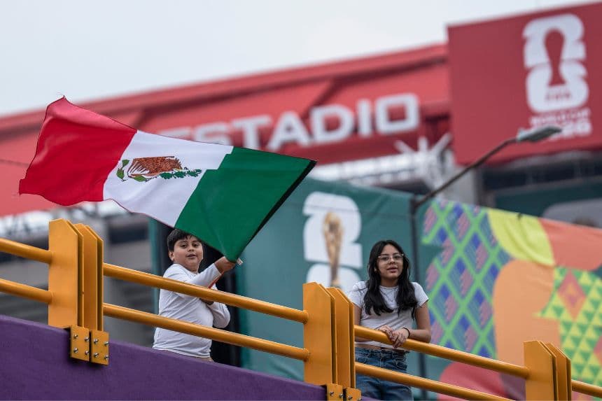Un niño agita una bandera mexicana frente al Estadio de la Ciudad de México dos días antes del inicio del Mundial de 2026, el 9 de junio de 2026, en la Ciudad de México, México. (Cristopher Rogel Blanquet/Getty Images)