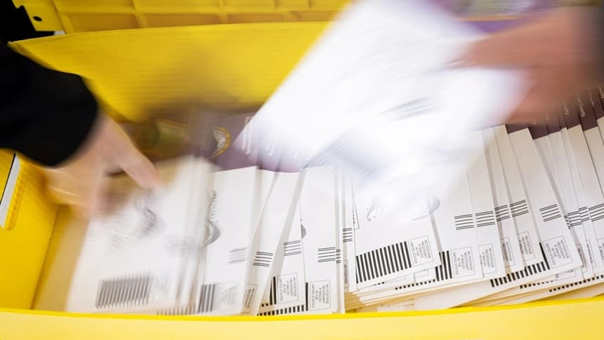 Ordenan al ICE que deporte a ciudadanos extranjeros que voten ilegalmente en elecciones federales