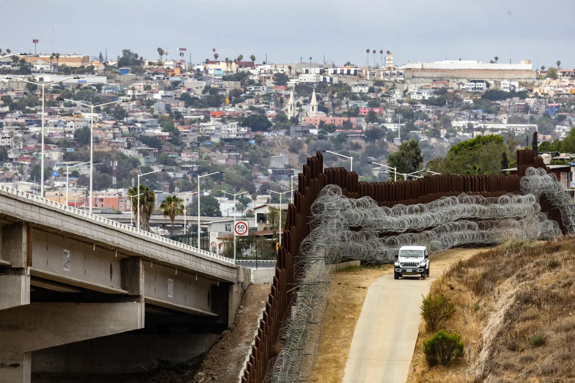 Agentes de la Patrulla Fronteriza vigilan la frontera entre Estados Unidos y México cerca de San Diego el 27 de mayo de 2026. Una política del Gobierno de Trump permite a las autoridades detener sin fianza a los inmigrantes ilegales que llevan años en el país. (John Fredricks/The Epoch Times).