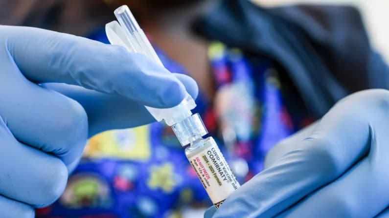 Recomiendan 4 vacunas durante el embarazo: Ginecólogos vs CDC