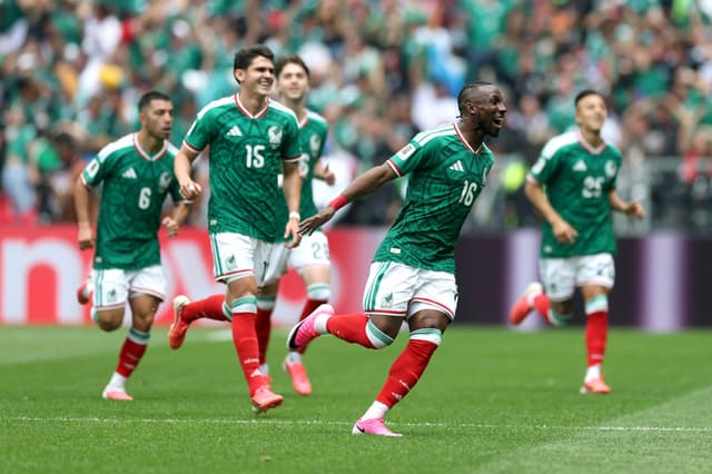 Julián Quiñones, número 16 de México, celebra con sus compañeros tras marcar el primer gol de su equipo durante el partido del Grupo A de la Copa Mundial de la FIFA 2026 entre México y Sudáfrica en el Estadio de la Ciudad de México el 11 de junio de 2026 en la Ciudad de México, México. (Foto de Carl Recine/Getty Images)
