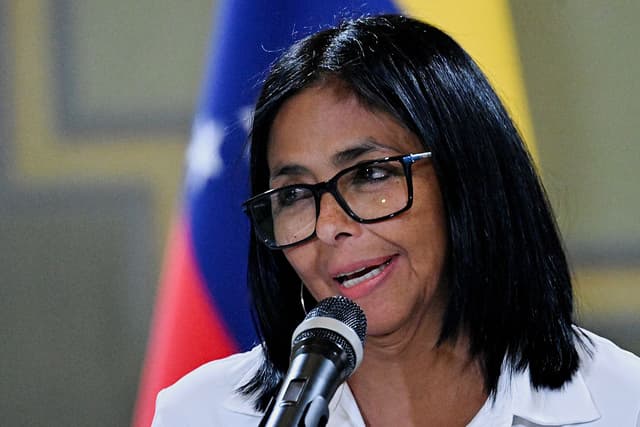 La presidenta interina de Venezuela, Delcy Rodríguez, habla durante una conferencia de prensa tras la firma de un acuerdo entre Chevron Venezuela y el gobierno nacional en el Palacio de Miraflores, Caracas, el 13 de abril de 2026. (Juan Barreto / AFP vía Getty Images)