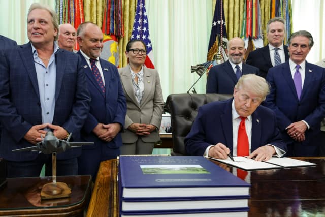 El presidente Donald Trump firma una proclamación ejecutiva durante una ceremonia en el Despacho Oval de la Casa Blanca en Washington el 11 de junio de 2026. (Alex Wong/Getty Images).