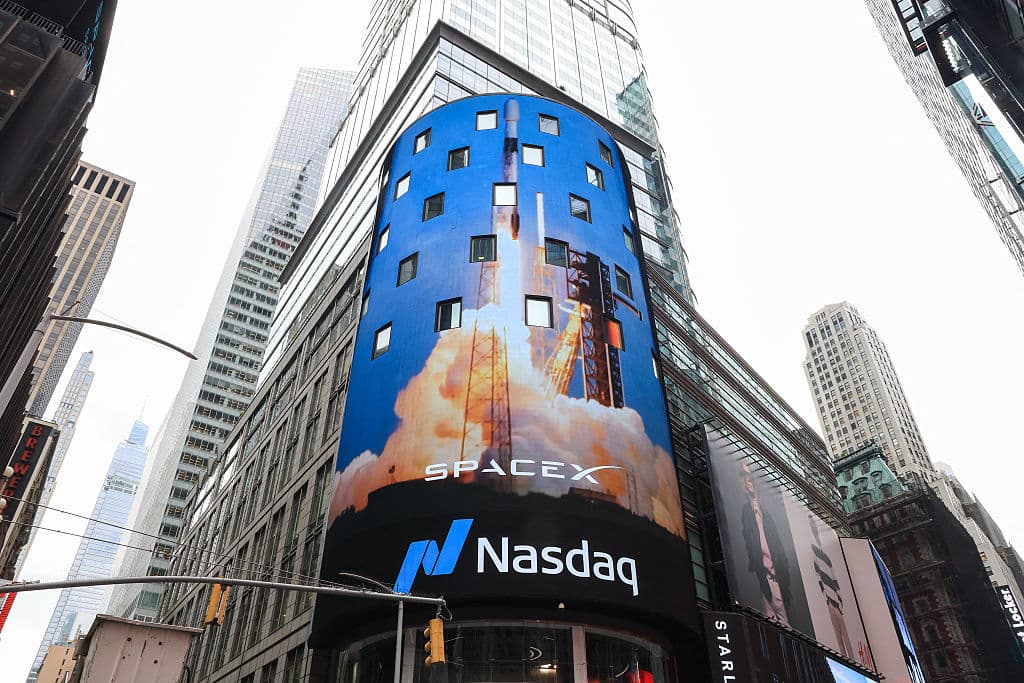 Una vista del Nasdaq MarketSite después de que los ejecutivos de la empresa SpaceX tocaran la campana de apertura para celebrar el lanzamiento de la oferta pública inicial (OPI) de SpaceX en Nueva York el 12 de junio de 2026. (Foto de TIMOTHY A. CLARY / AFP vía Getty Images)