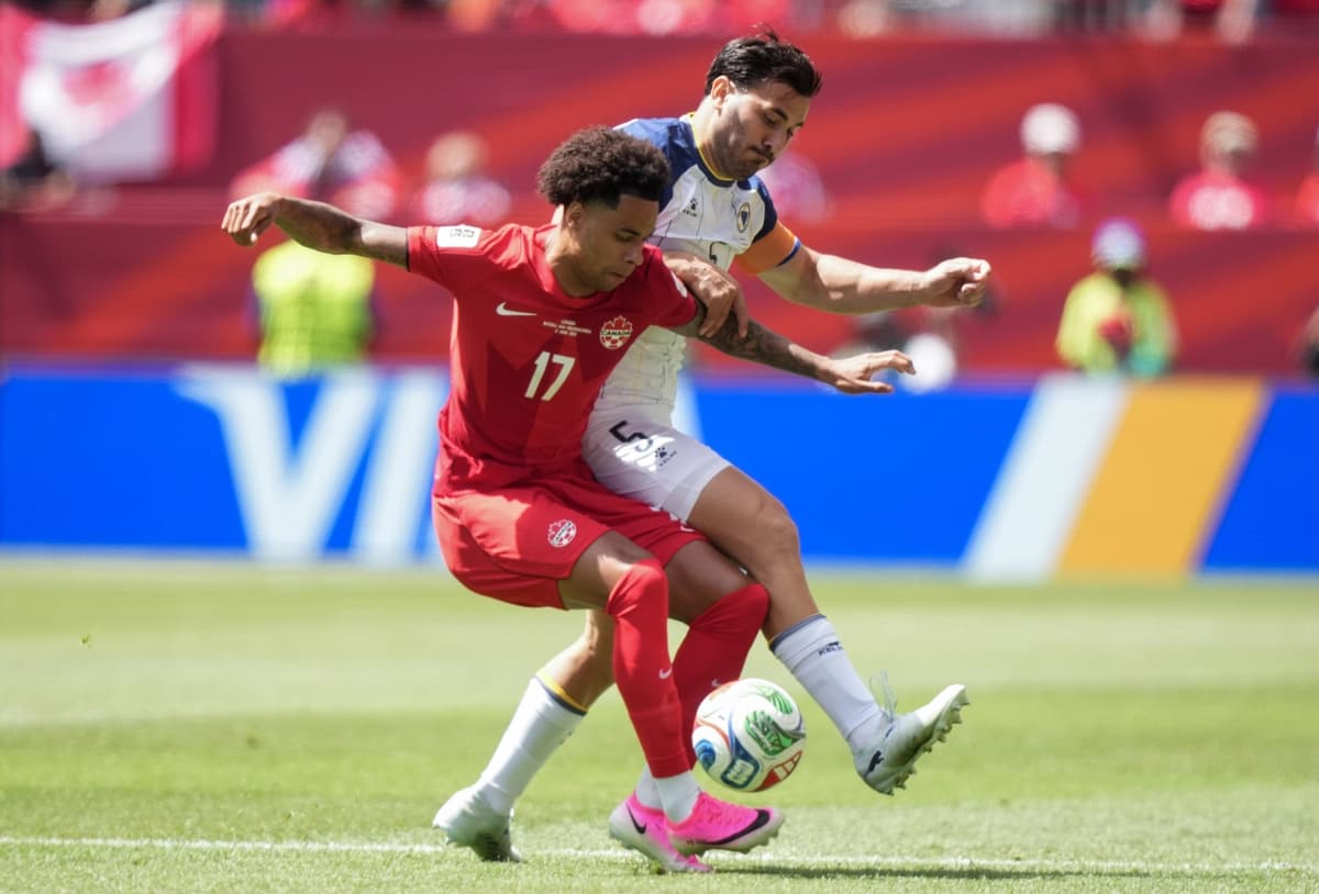 El canadiense Tajon Buchanan (17) y el bosnio Sead Kolasinac (5) disputan el balón durante la primera parte de su partido del Grupo B de la Copa del Mundo en Toronto el 12 de junio de 2026. (Nathan Denette/The Canadian Press)
