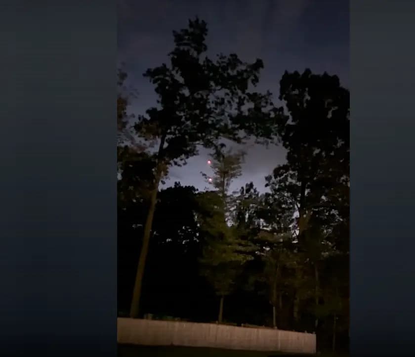 En julio de 2025, en el noreste de Estados Unidos, un testigo presenció una luz intensa y brillante en su patio trasero mientras aparcaba su coche al regresar a casa del trabajo. Esta es una captura de pantalla del video personal del testigo. (Captura de pantalla vía The Epoch Times/Cortesía del Pentágono)