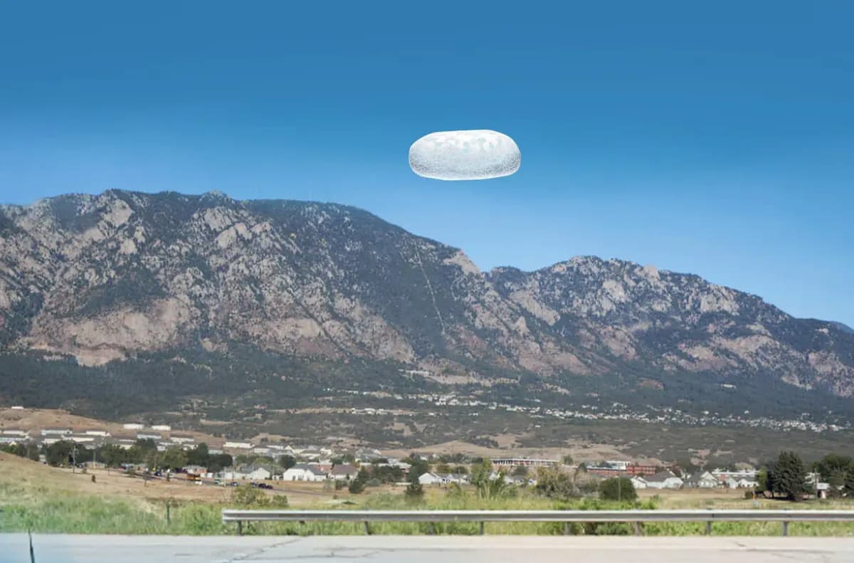 Antiguos oficiales de inteligencia del Ejército de EE. UU. presenciaron un UAP sobre las montañas Cheyenne, en Colorado, al salir de su edificio de oficinas. Los archivos del Pentágono incluían esta representación de la nave. (Captura de pantalla vía The Epoch Times/Cortesía del Pentágono)