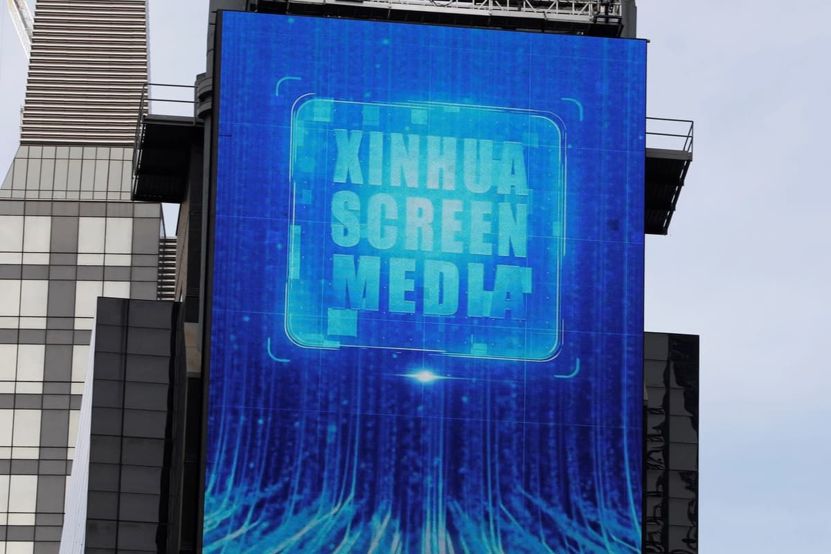 Una pantalla publicitaria de la agencia de noticias Xinhua en Times Square, en el distrito de Manhattan de la ciudad de Nueva York, el 2 de marzo de 2020. (Andrew Kelly/Reuters).