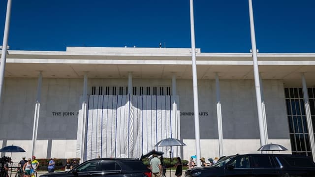 Centro Kennedy ya no lleva el nombre de Trump