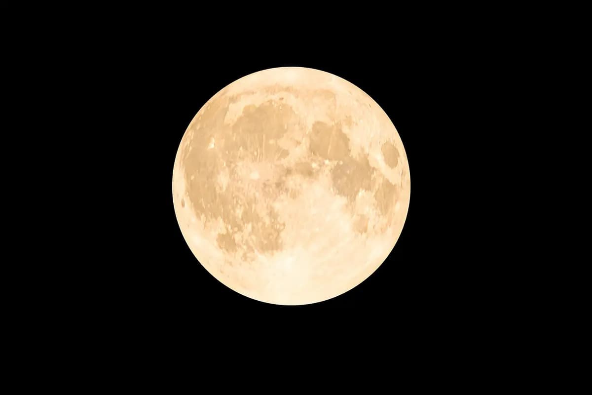 <em>Luna llena de color ámbar. (Shutterstock/Hermoso paisaje).</em>