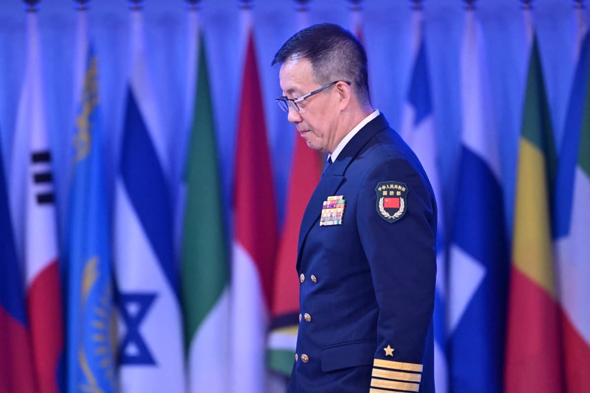 El ministro de Defensa de China, Dong Jun, camina tras pronunciar un discurso durante la ceremonia de apertura del XI Foro Xiangshan en el Centro Internacional de Convenciones de Beijing el 13 de septiembre de 2024. (Adek Berry/AFP vía Getty Images).