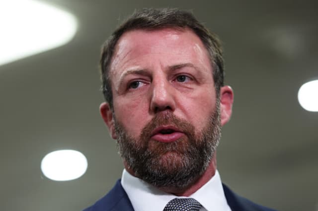 El senador estadounidense Markwayne Mullin (R-OK) habla con medios mientras el gabinete de Trump informa al Congreso sobre Irán en el Capitolio el 3 de marzo de 2026 en Washington, D.C. Funcionarios de la administración informaron a legisladores sobre los ataques estadounidenses e israelíes contra Irán. (Anna Moneymaker/Getty Images).