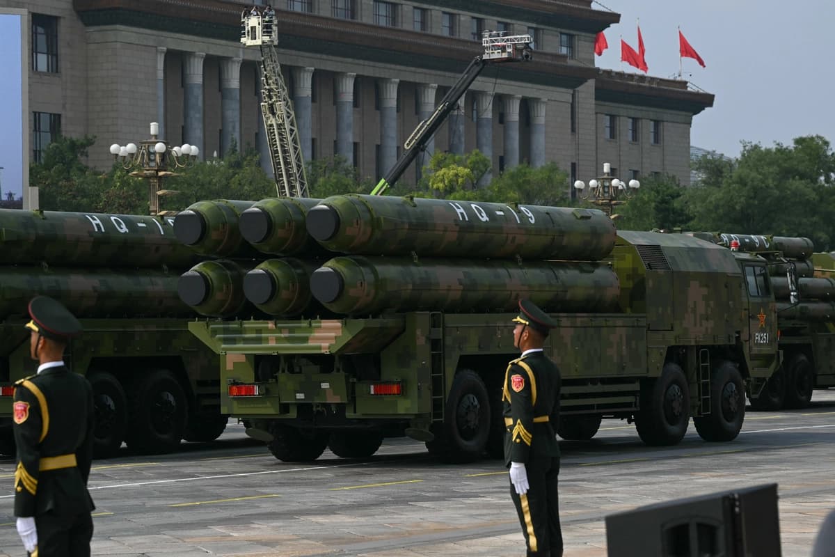 Se observan misiles antibalísticos HQ-19 durante un desfile militar en la Plaza de Tiananmen de Pekín el 3 de septiembre de 2025. (Greg Baker/AFP vía Getty Images)
