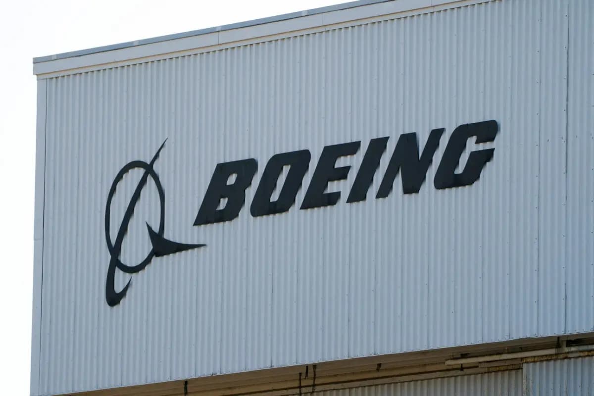 Un letrero de Boeing cerca del Boeing Field en Seattle, el 22 de abril de 2025. (David Ryder/Reuters)