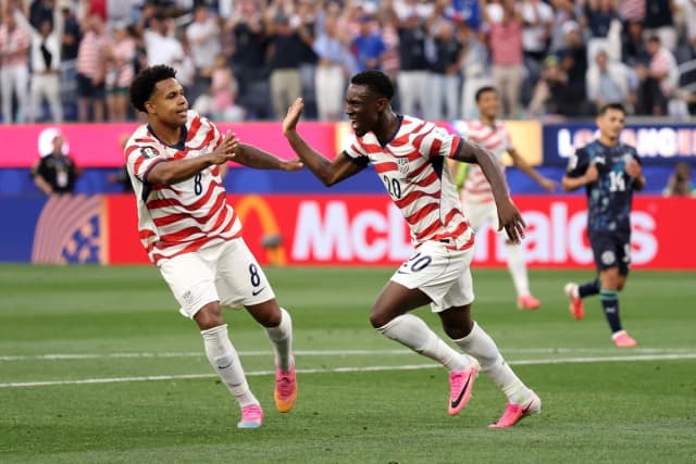 Folarin Balogun, n.º 20, de Estados Unidos, celebra el segundo gol de su equipo junto a Weston McKennie, n.º 8, durante el partido del Grupo D de la Copa del Mundo de la FIFA 2026 entre Estados Unidos y Paraguay en el Estadio de Los Ángeles, en Los Ángeles, el 12 de junio de 2026. (Richard Heathcote/Getty Images)
