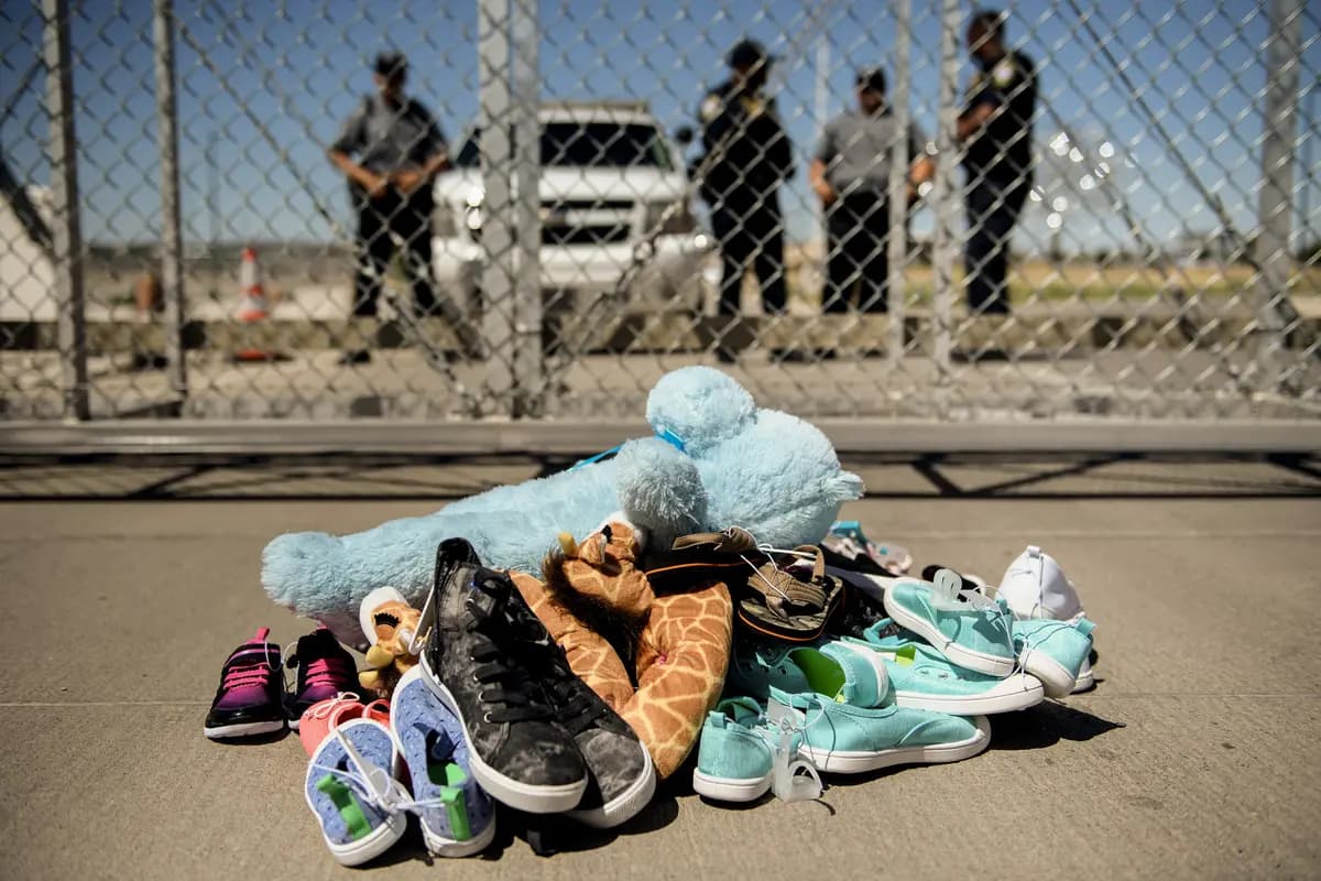Zapatos y juguetes abandonados en el puesto fronterizo de Tornillo, en Tornillo, Texas, el 21 de junio de 2018. (Brendan Smialowski/AFP vía Getty Images).