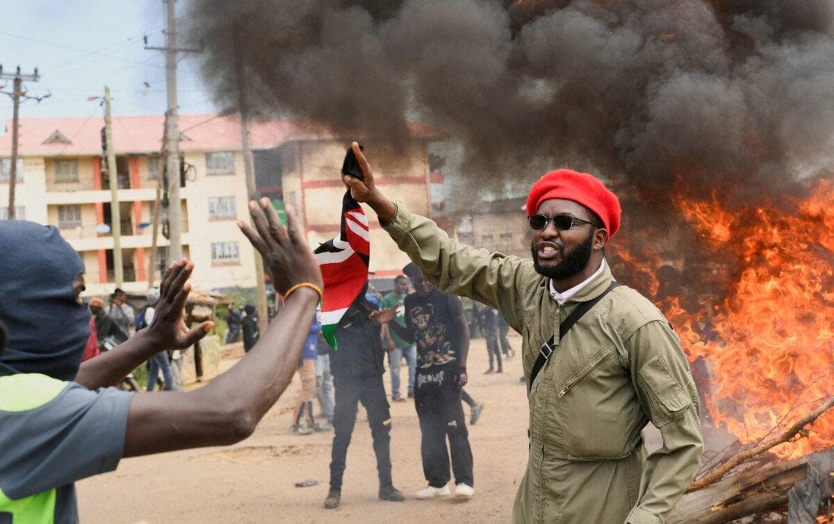Manifestantes protestan contra un plan para establecer una instalación de cuarentena para ébola en una base de la fuerza aérea en Nanyuki, Kenia, el 1 de junio de 2026. (John Muchucha/Reuters)