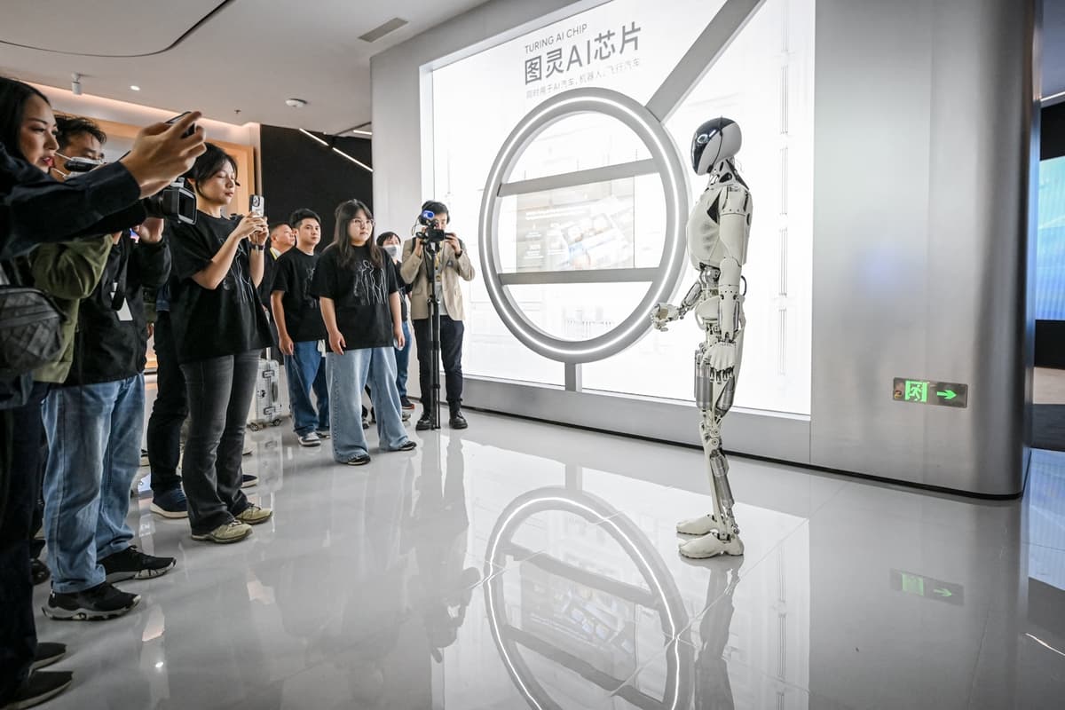 El robot humanoide Iron de última generación de Xpeng habla con los periodistas durante una visita a la sala de exposiciones de su sede en Guangzhou, provincia de Guangdong, China, el 5 de noviembre de 2025. (Jade Gao / AFP vía Getty Images).