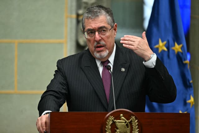 El presidente de Guatemala, Bernardo Arévalo, habla junto al presidente del Consejo Europeo, António Costa (fuera de encuadre), durante una conferencia de prensa en el Palacio de la Cultura en la Ciudad de Guatemala el 20 de mayo de 2026. (Johan ORDONEZ / AFP via Getty Images)