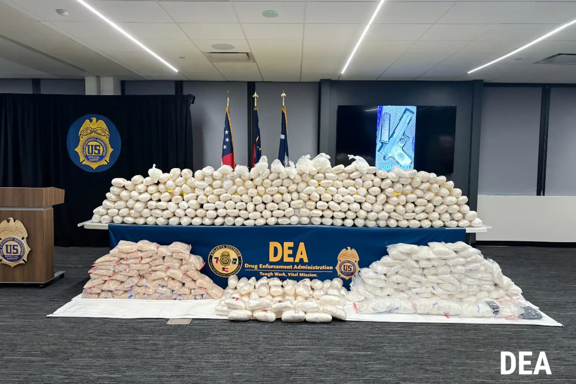 Agentes de la Administración para el Control de Drogas (DEA) incautaron cerca de 170.000 libras de drogas ilegales durante una operación de una semana de duración contra el Cártel Jalisco Nueva Generación,, anunció la agencia el 29 de septiembre de 2025. (Drug Enforcement Agency).