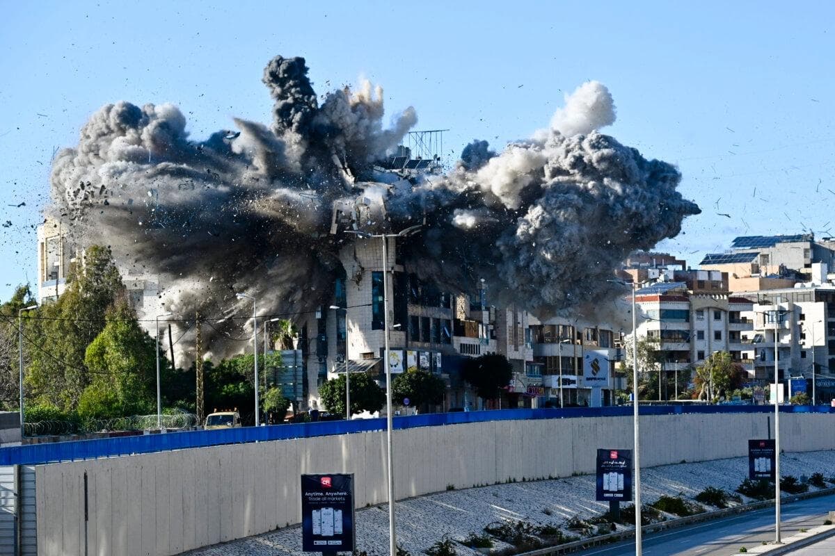 Humo y escombros vuelan en el lugar de un ataque israelí que impactó un edificio adyacente a la autopista que conduce al aeropuerto internacional de Beirut, el 31 de marzo de 2026. (Fadel Itani/AFP via Getty Images)