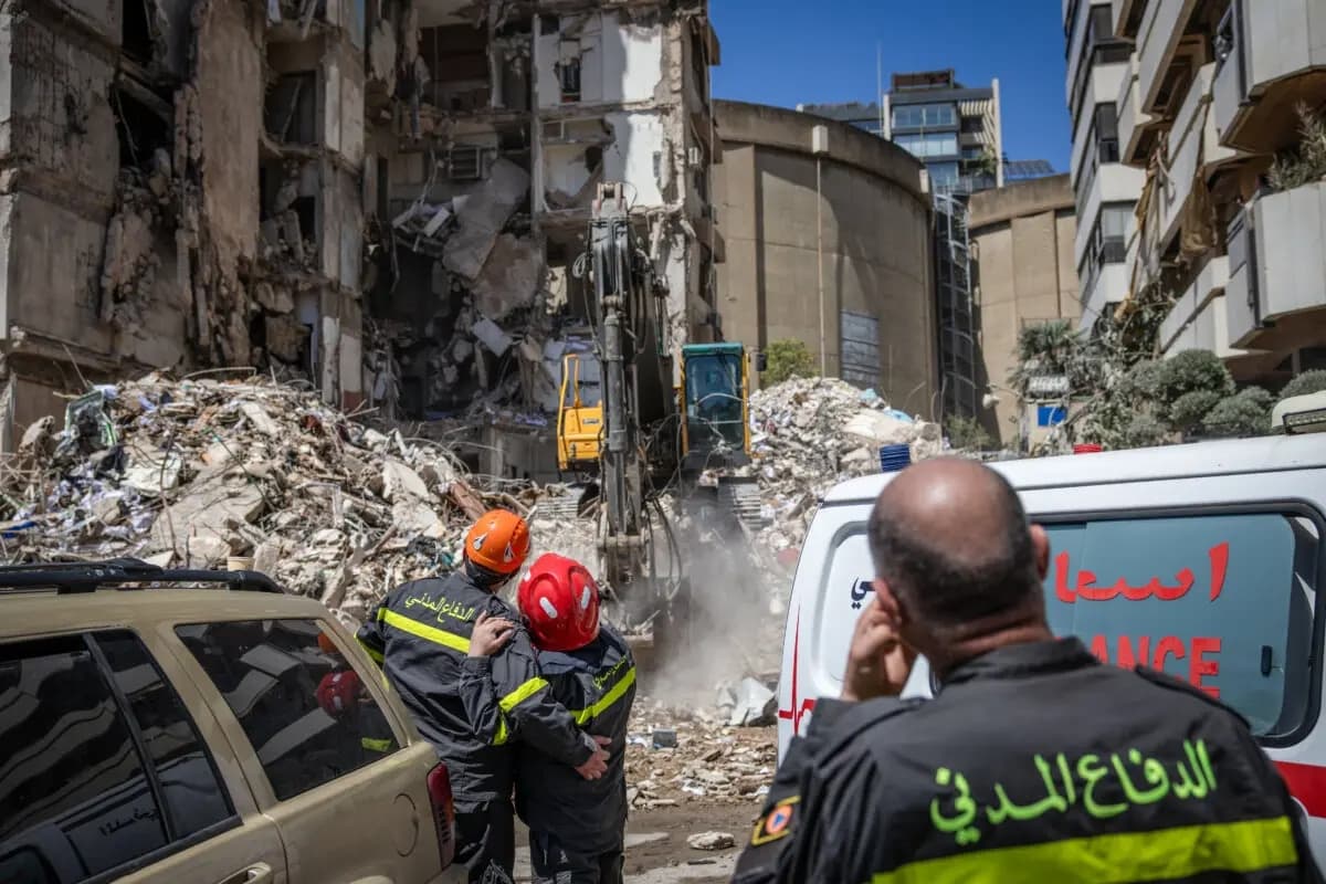 Una excavadora retira escombros de un edificio destruido el 8 de abril en un ataque aéreo israelí en Beirut, Líbano, el 9 de abril de 2026. (Chris McGrath/Getty Images)