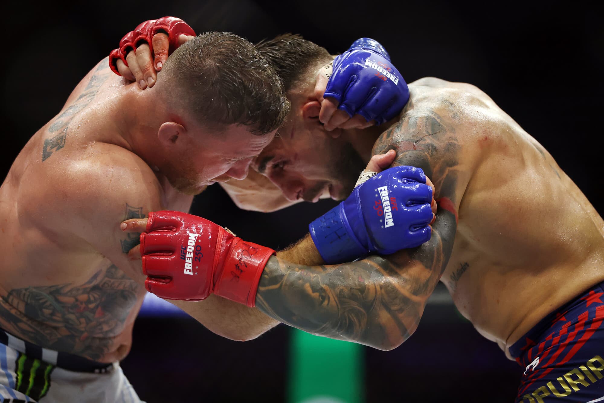 Justin Gaethje, de Estados Unidos, e Ilia Topuria, de Georgia, se enzarzan en el combate por el título de peso ligero de la UFC durante el evento UFC Freedom 250, celebrado en la Casa Blanca el 14 de junio de 2026 en Washington, DC. (Chris Graythen/Getty Images)