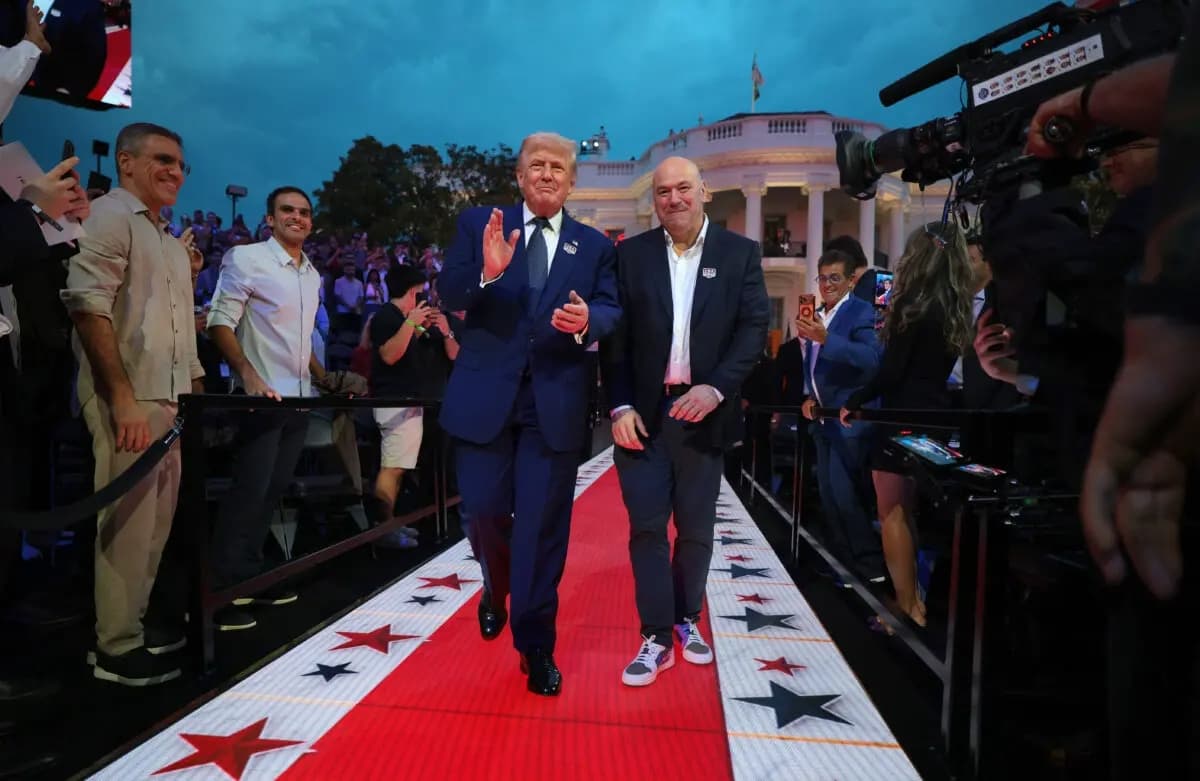 El presidente Donald Trump y el presidente y director ejecutivo de la UFC, Dana White, salen de la Casa Blanca hacia el Jardín Sur para la pelea UFC Freedom 250 el 14 de junio de 2026. (Chip Somodevilla/Getty Images)