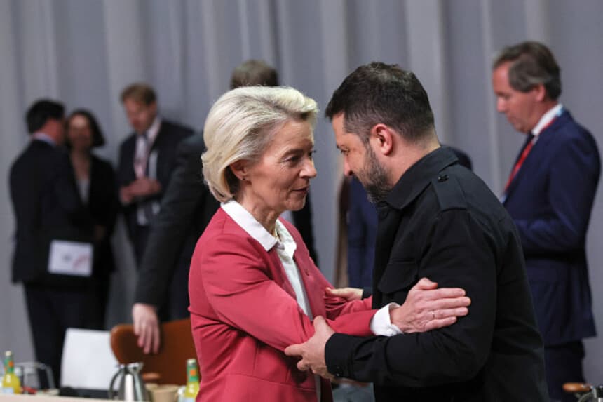 La presidenta de la Comisión Europea, Ursula von der Leyen, conversa con el presidente de Ucrania, Volodymyr Zelenskyy, durante la cumbre de la Comunidad Política Europea celebrada el 2 de octubre de 2025 en Copenhague, Dinamarca. La séptima reunión de la CPE reunió a líderes europeos para abordar el apoyo a Ucrania y la seguridad regional. (Suzanne Plunkett/WPA Pool/Getty Images).