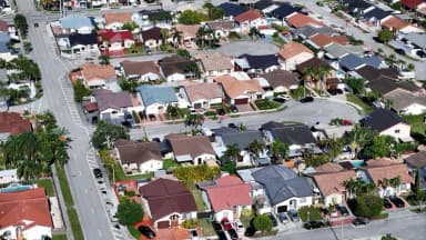 El FBI advierte: Casas desocupadas, el nuevo blanco de los estafadores inmobiliarios
