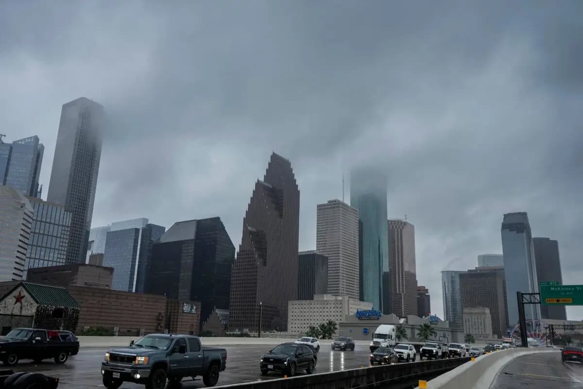 Las nubes bajas sobre el centro de Houston son consecuencia del clima tropical en el Golfo de América el 17 de junio de 2026. (Brett Coomer/Houston Chronicle vía AP)