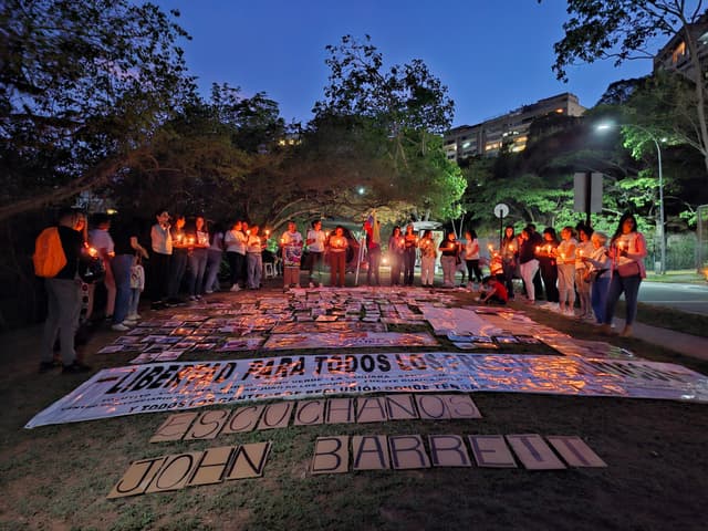 Vigilia de familiares de presos políticos ante la Embajada de Estados Unidos en Caracas, Venezuela, el 10 de junio de 2026. (Crédito: Yasmila Márquez)