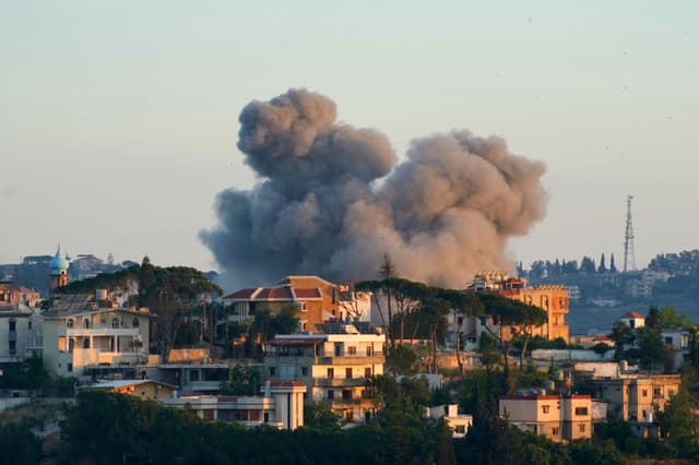 El humo se eleva desde el lugar de un ataque aéreo israelí en la ciudad del sur del Líbano de Nabatieh el 12 de junio de 2026. (Abbas Fakih/AFP vía Getty Images)