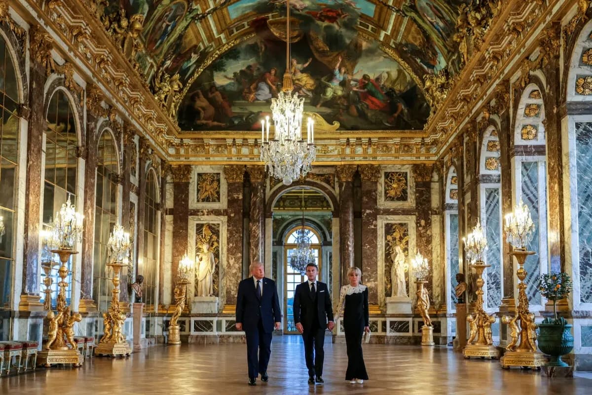 El presidente de EE. UU., Donald Trump (izquierda), recibe una visita guiada por el Palacio de Versalles de manos del presidente francés, Emmanuel Macron, y su esposa, Brigitte Macron, antes de una cena en Versalles, Francia, el 17 de junio de 2026. (Anna Moneymaker/Getty Images)