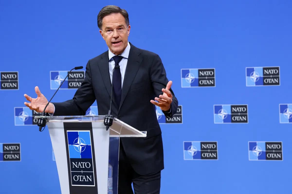 El secretario general de la OTAN, Mark Rutte, ofrece una rueda de prensa antes de una reunión de ministros de Defensa en la sede de la alianza en Bruselas, Bélgica, el 17 de junio de 2026. (Yves Herman/Reuters).
