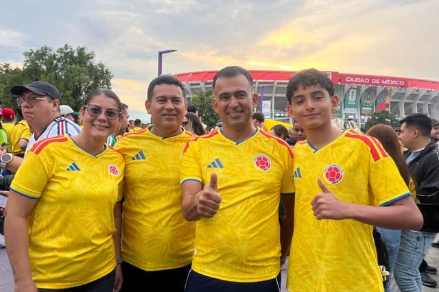Una familia de colombianos posan frente al estadio Ciudad de México, el 18 de junio de 2026. (The Epoch Times)