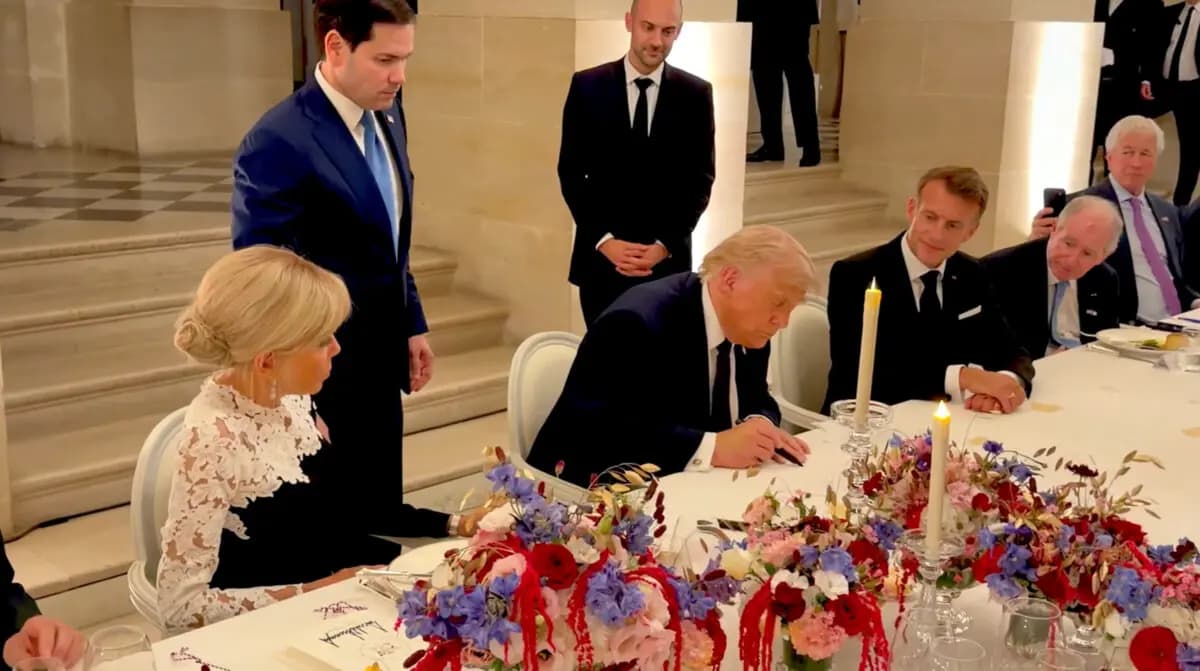 El presidente Donald Trump firmó el memorando de entendimiento con Irán en el Palacio de Versalles, en Versalles, Francia, el 18 de junio de 2026. (Dan Scavino/@Scavino47 vía X vía Reuters/Captura de pantalla vía The Epoch Times).