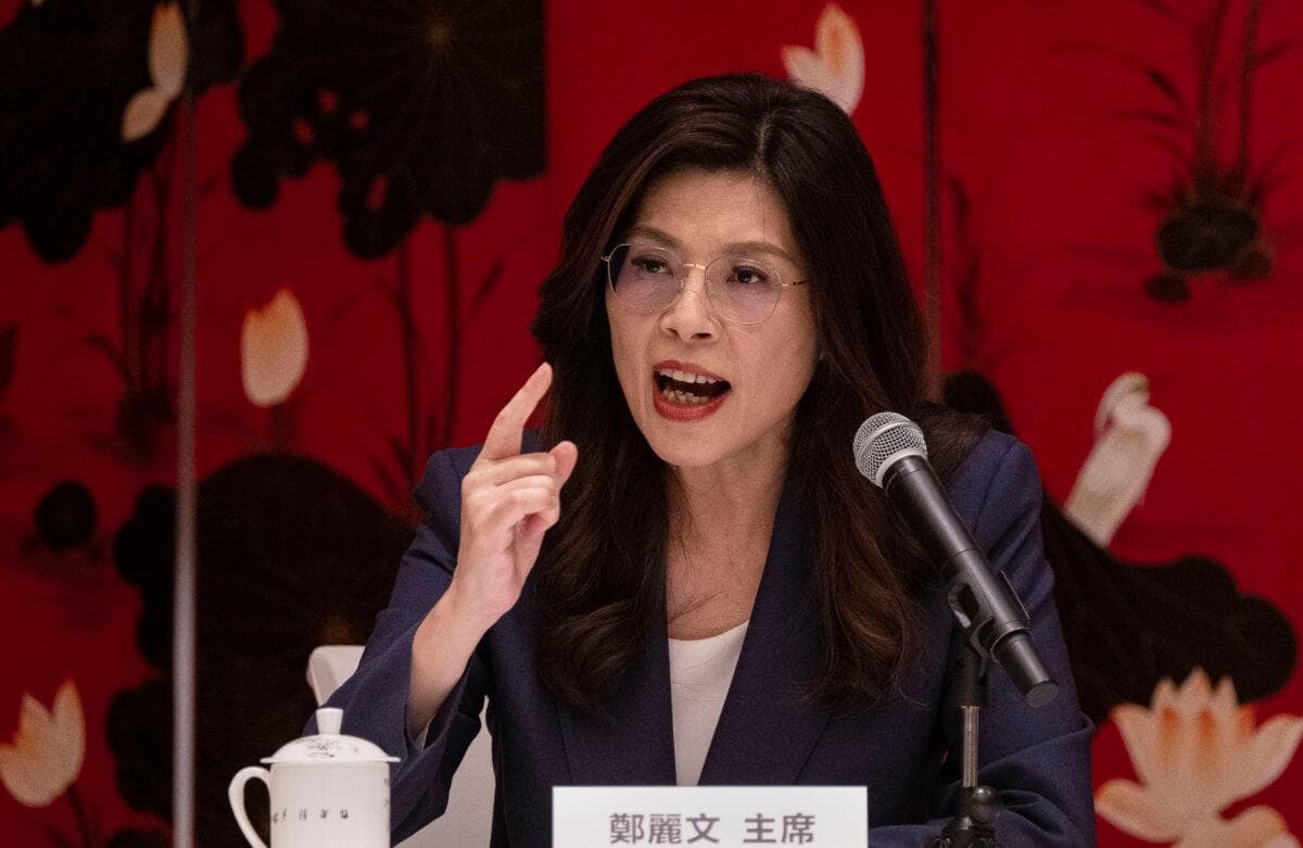 La líder del partido de oposición taiwanés Kuomintang (KMT), Cheng Li-wun, gesticula mientras habla en una conferencia de prensa en Beijing, China, el 10 de abril de 2026. (Kevin Frayer/Getty Images)
