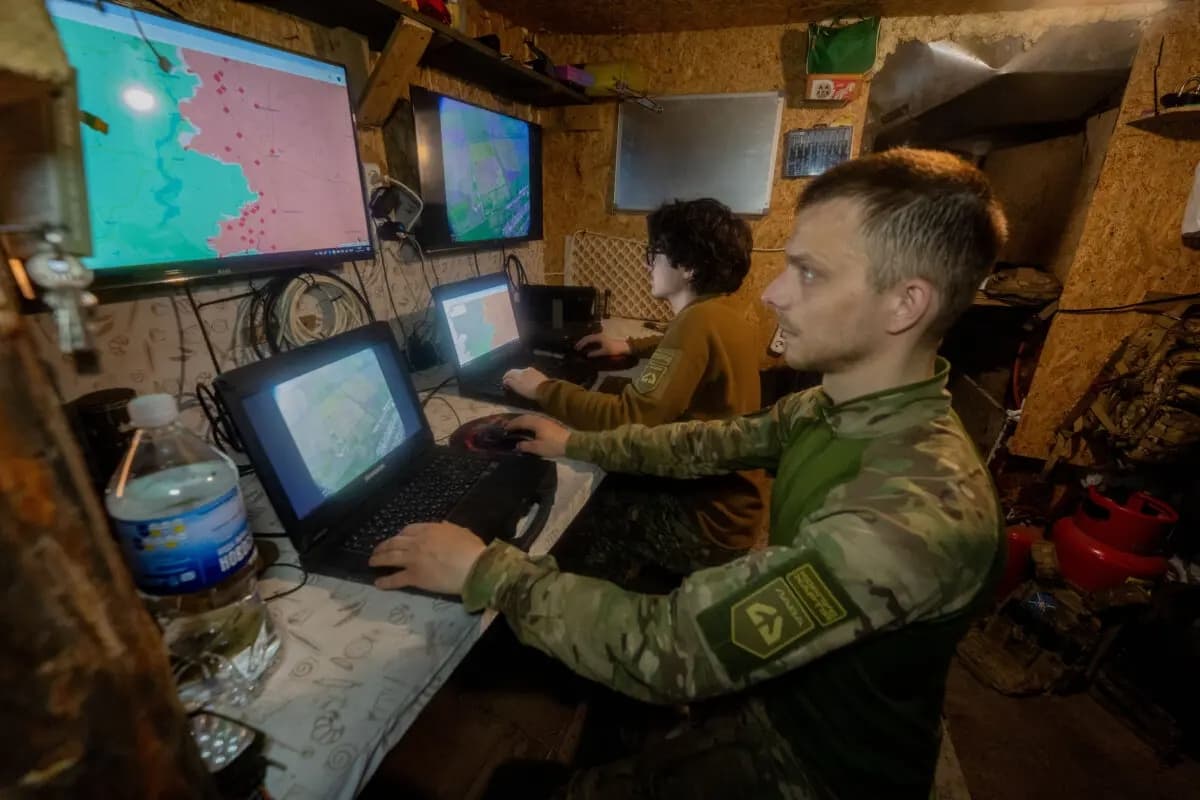 Militares ucranianos de la brigada Khartia revisan las imágenes aéreas del dron en el centro de mando de la región de Járkov, Ucrania, el miércoles 20 de mayo de 2026. (Foto AP/Andrii Marienko)