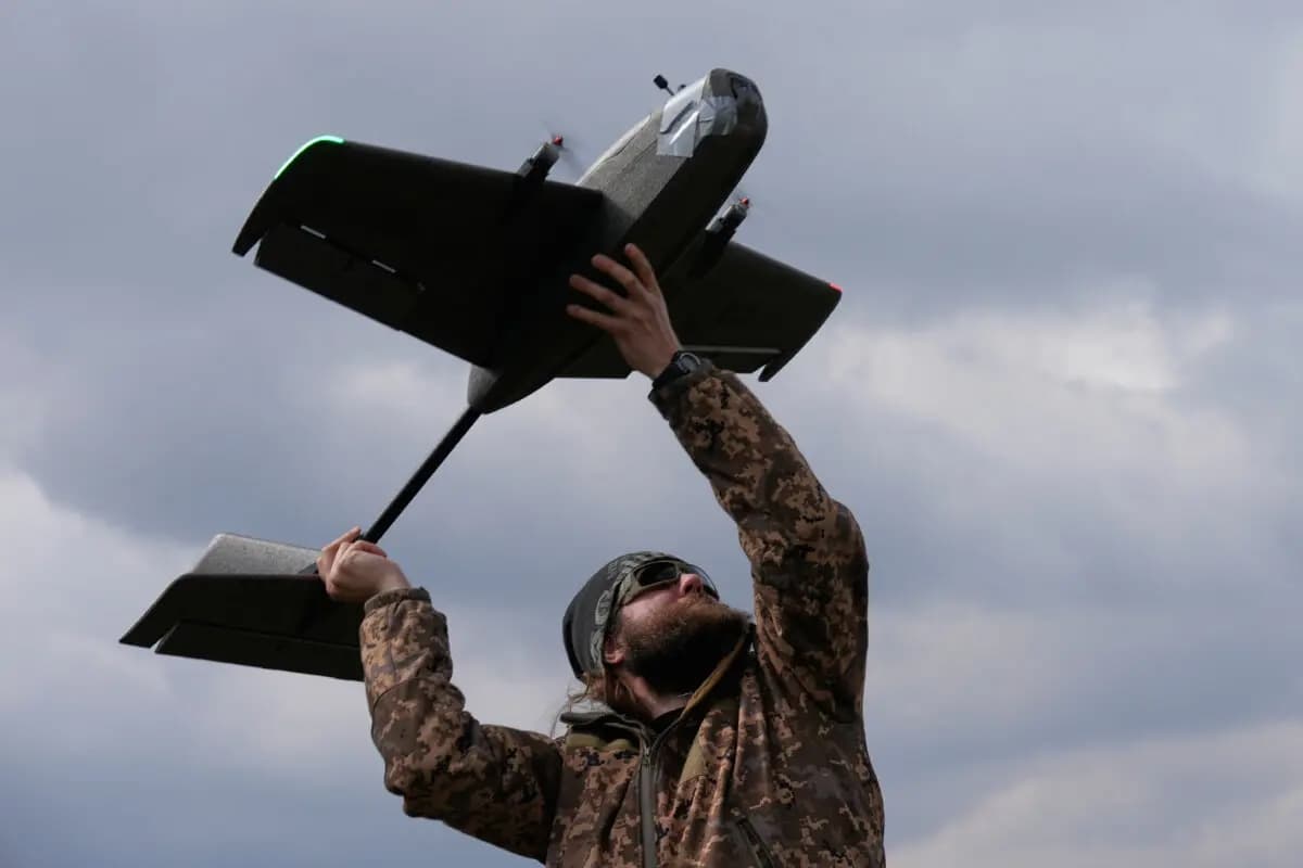 Un estudiante soldado de la Escuela Yatagan de Sistemas Aéreos No Tripulados lanza un dron de entrenamiento en Kiev, Ucrania, el 19 de marzo de 2026. (Efrem Lukatsky/AP)